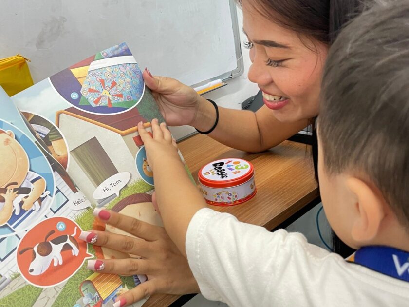 セブ島親子留学で英語レッスンを受ける親子