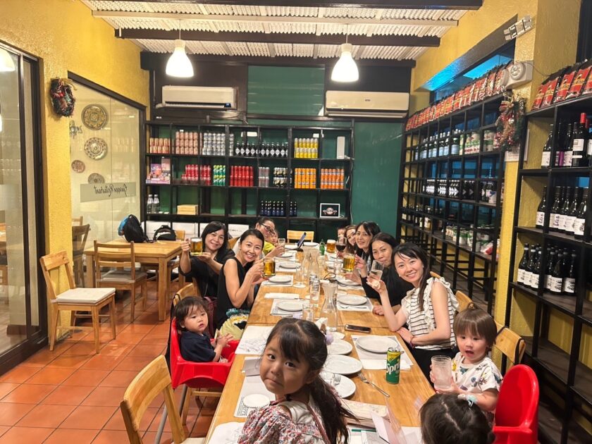 セブ島の語学学校Crossroadで知り合った親子留学生同士が、放課後に一緒に食事を楽しむ様子