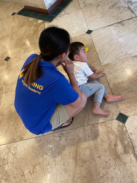 セブ島親子留学中、語学学校のレッスンに疲れてぐずってしまった子供に優しく寄り添う現地の日本人スタッフ