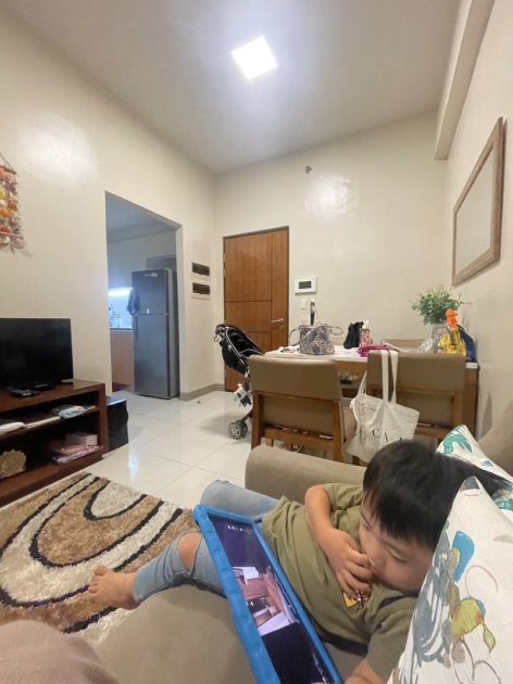 セブ島親子留学で滞在したコンドミニアムのリビングで、横になって休んでいる子供の様子