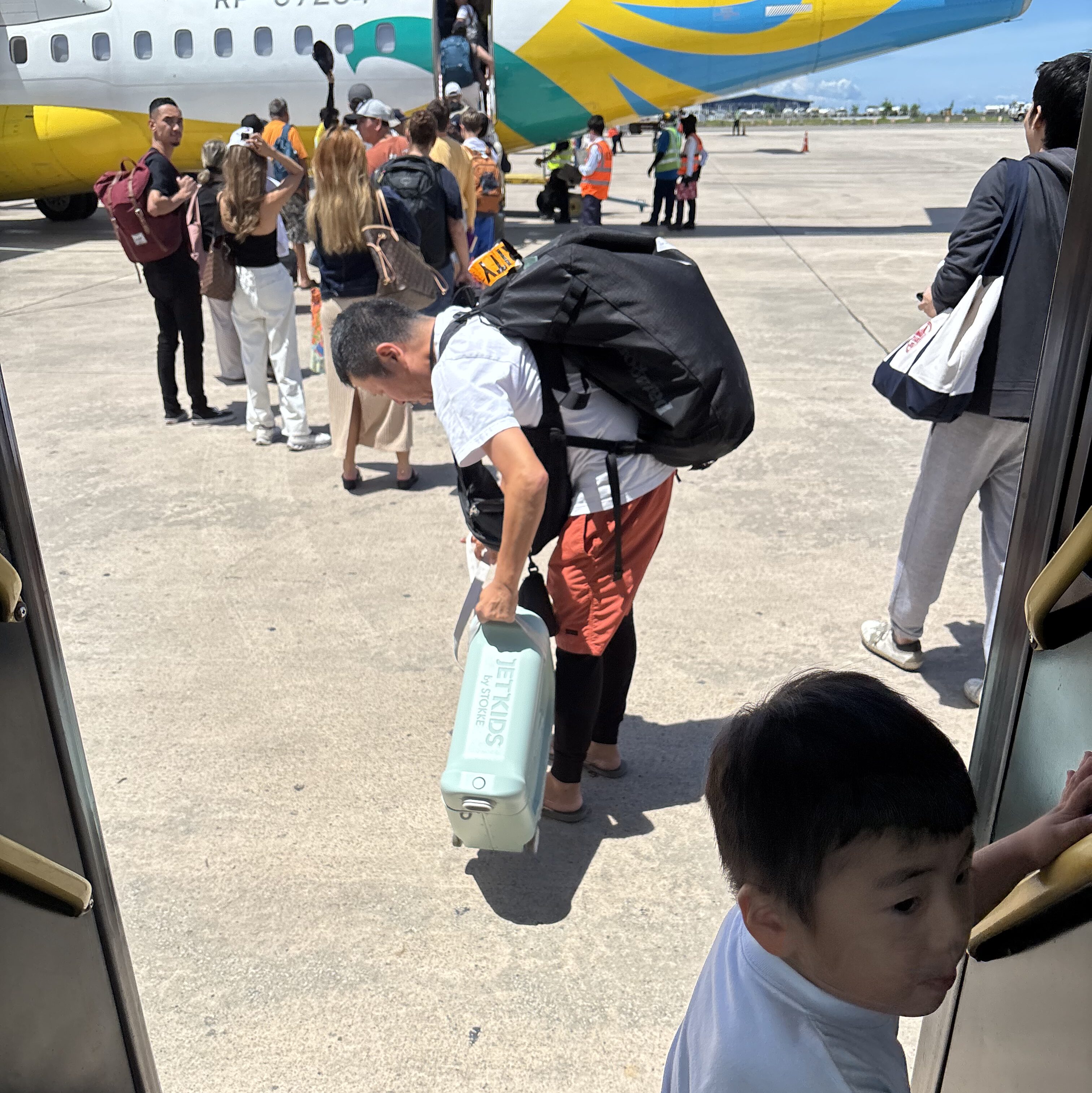 セブ島への親子留学で利用した航空機への搭乗風景｜航空券込みの費用イメージ
